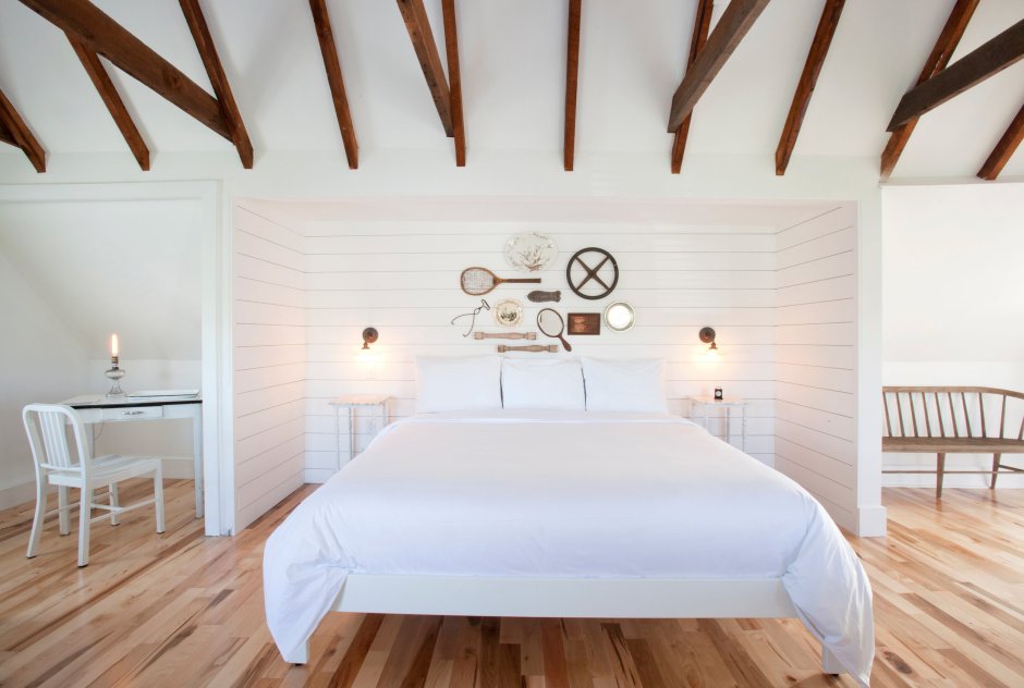 Белый деревянный потолок в спальне
