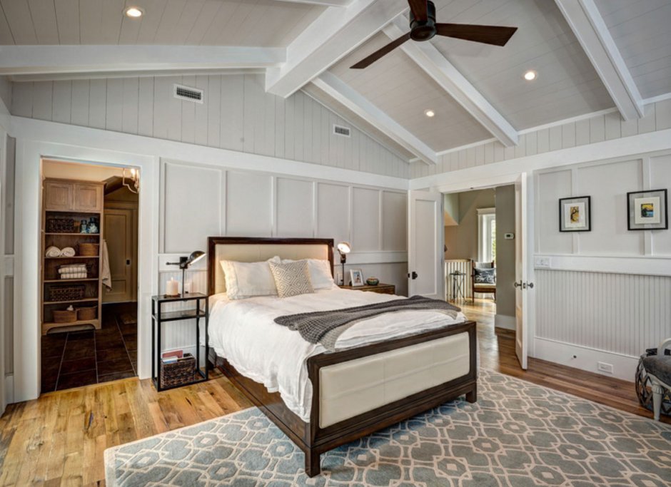Деревянный потолок в спальне американская классика