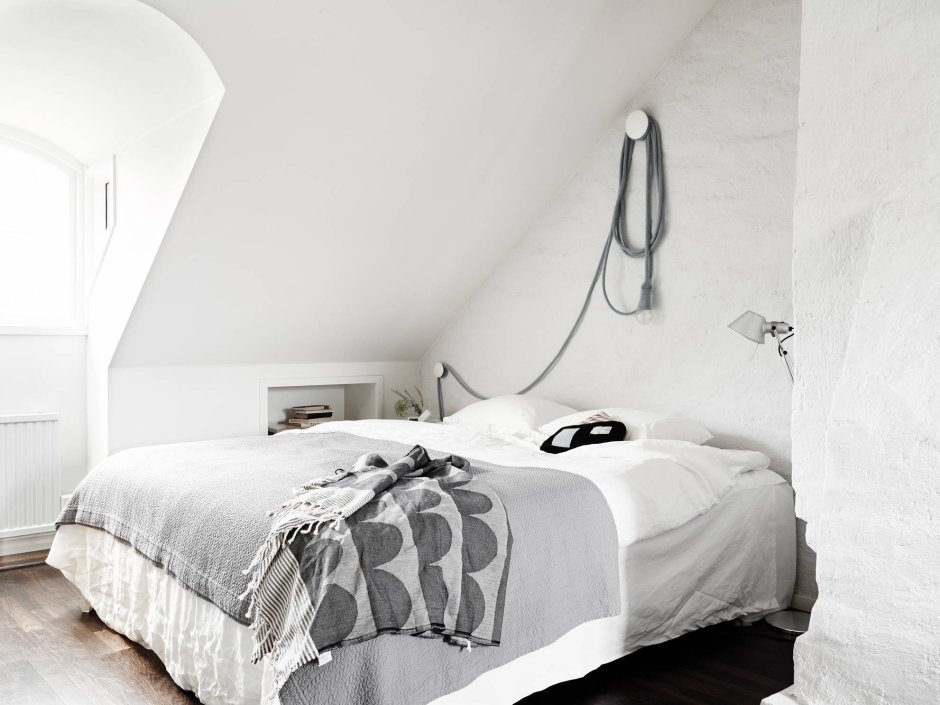 Интерьер старинной спальни в шведской квартире