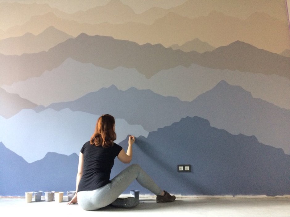 Горы на стене краской