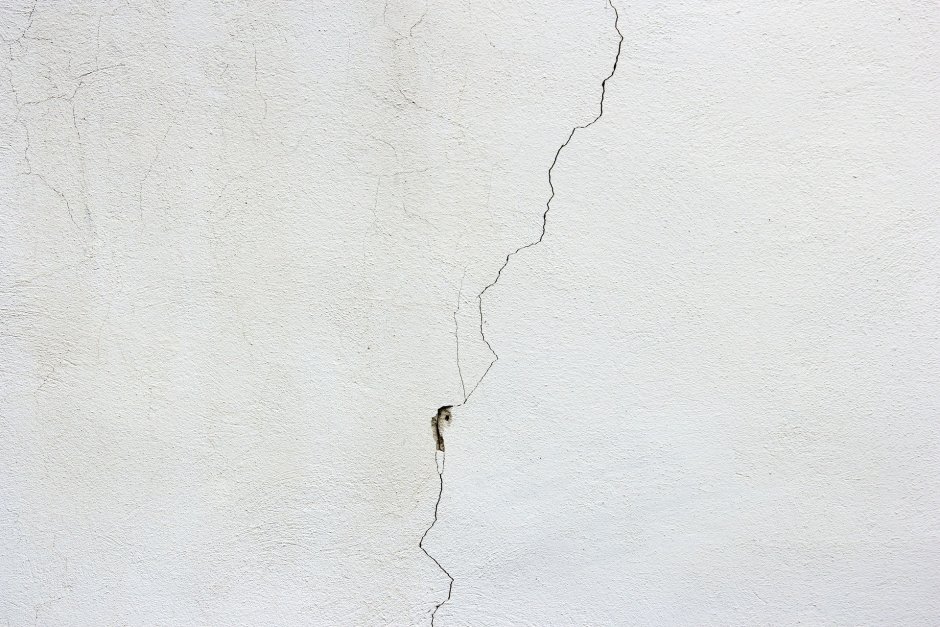 Белая стена с трещинами