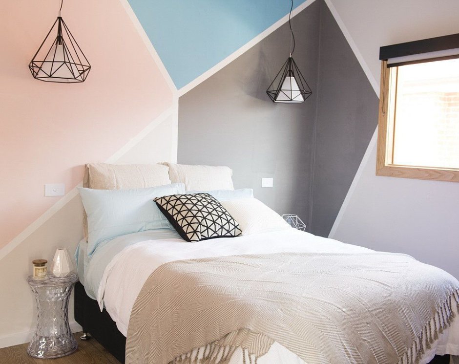 Геометрическая покраска стен в спальне