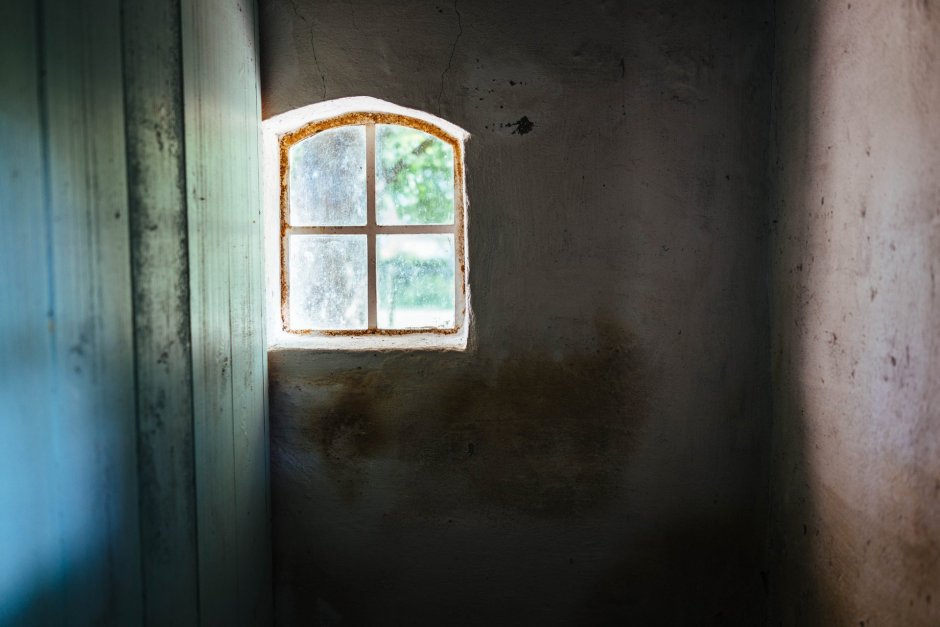 Старое окно в комнате