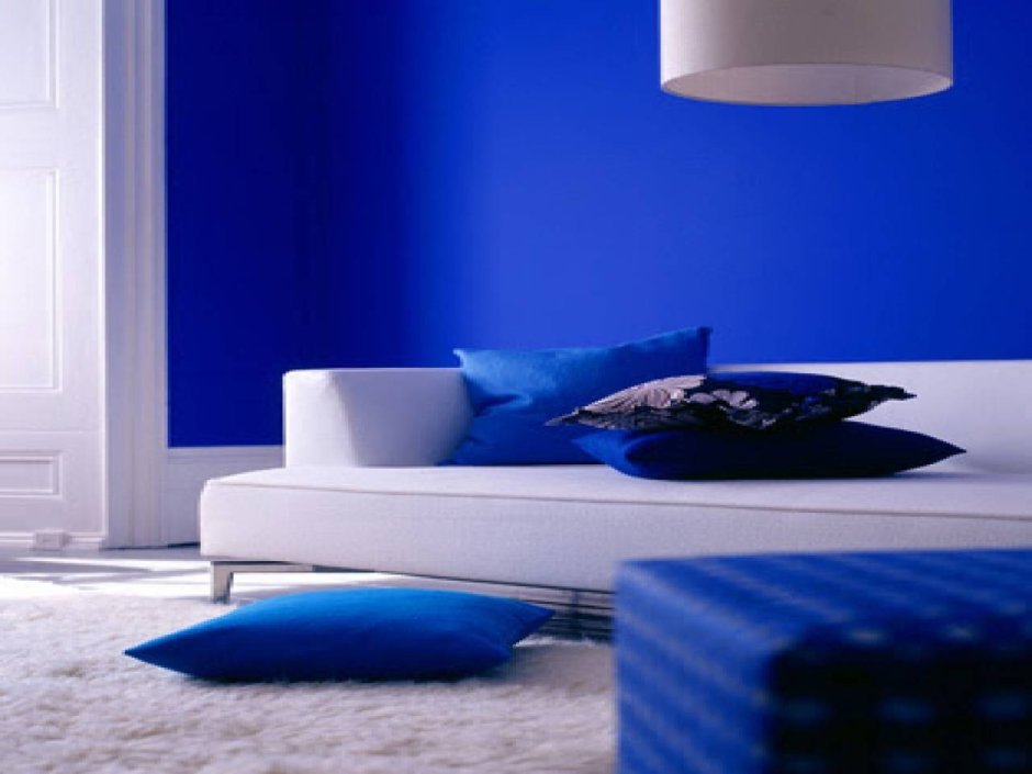 Ярко синяя комната