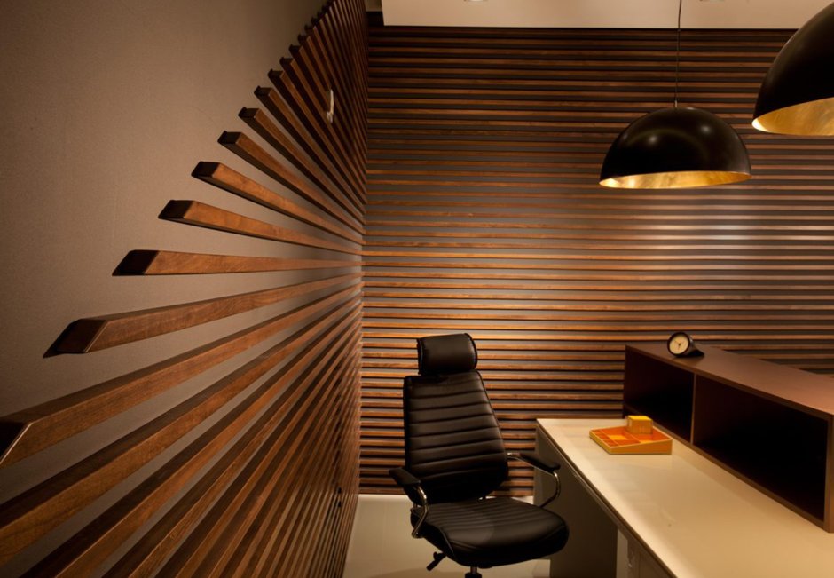 Дизайн офиса с деревянными рейками на стене
