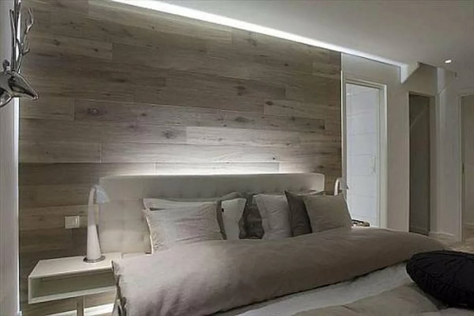 Деревянная стена в спальне