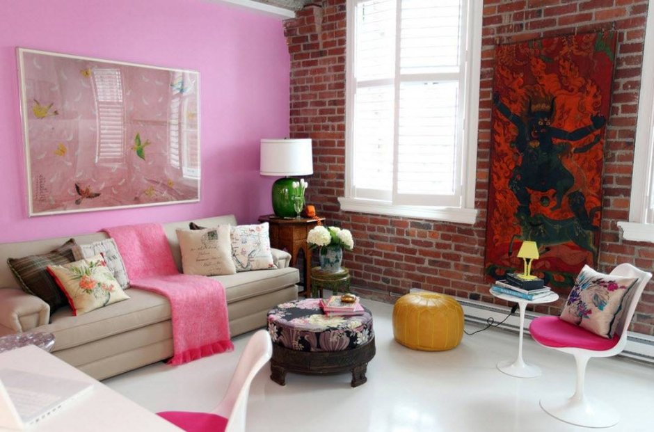Розовые стены в интерьере гостиной