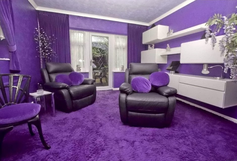 Интерьер с фиолетовыми стенами студии