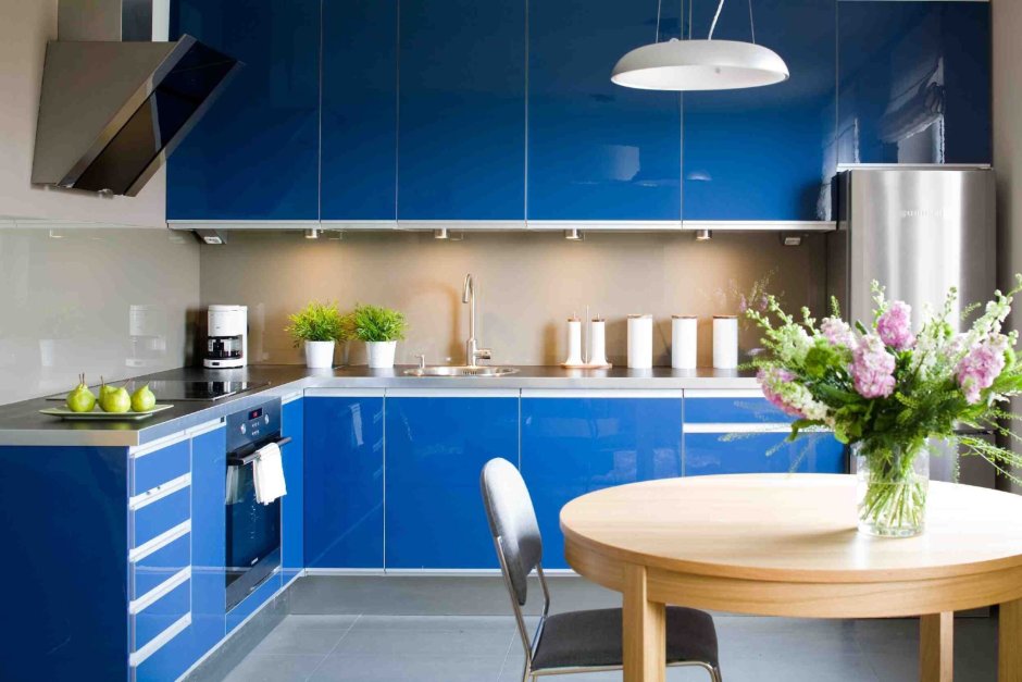 Синий кухонный гарнитур в интерьере
