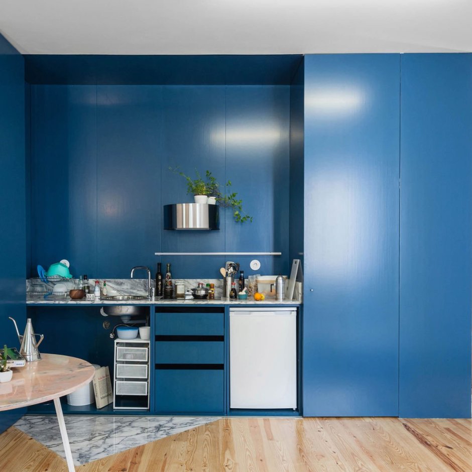 Кухня гостиная с синими стенами