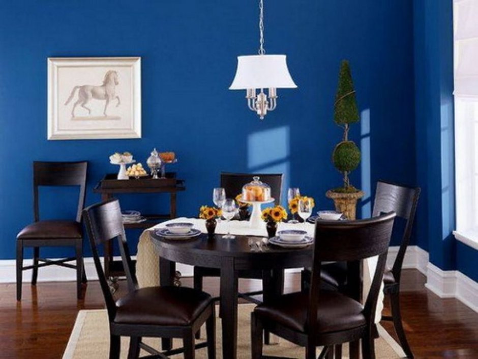 Синие стены в интерьере кухни