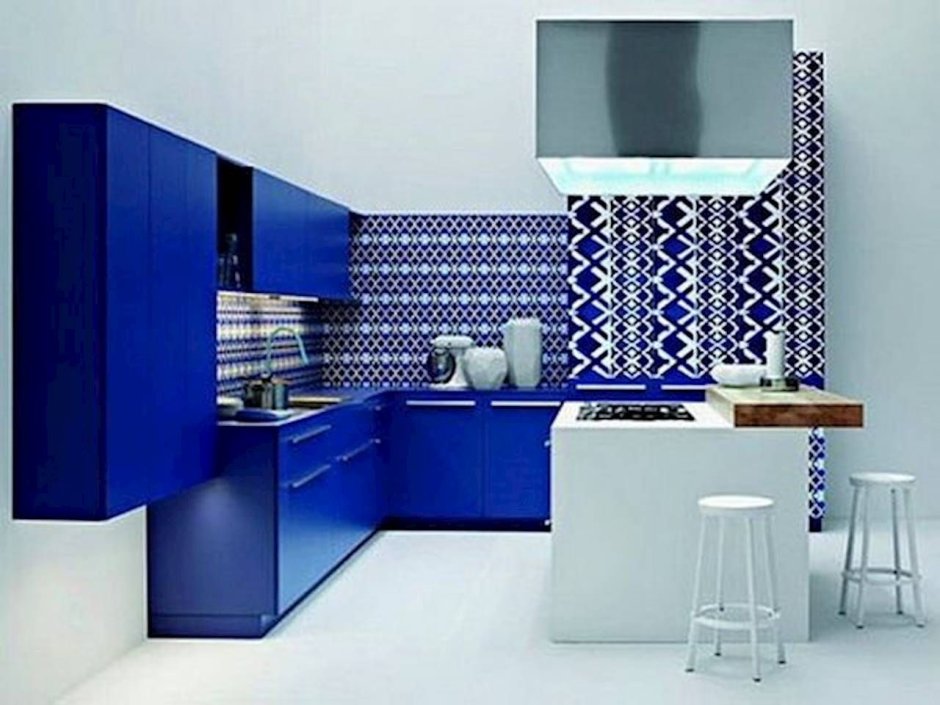 Кухня с синей стеной