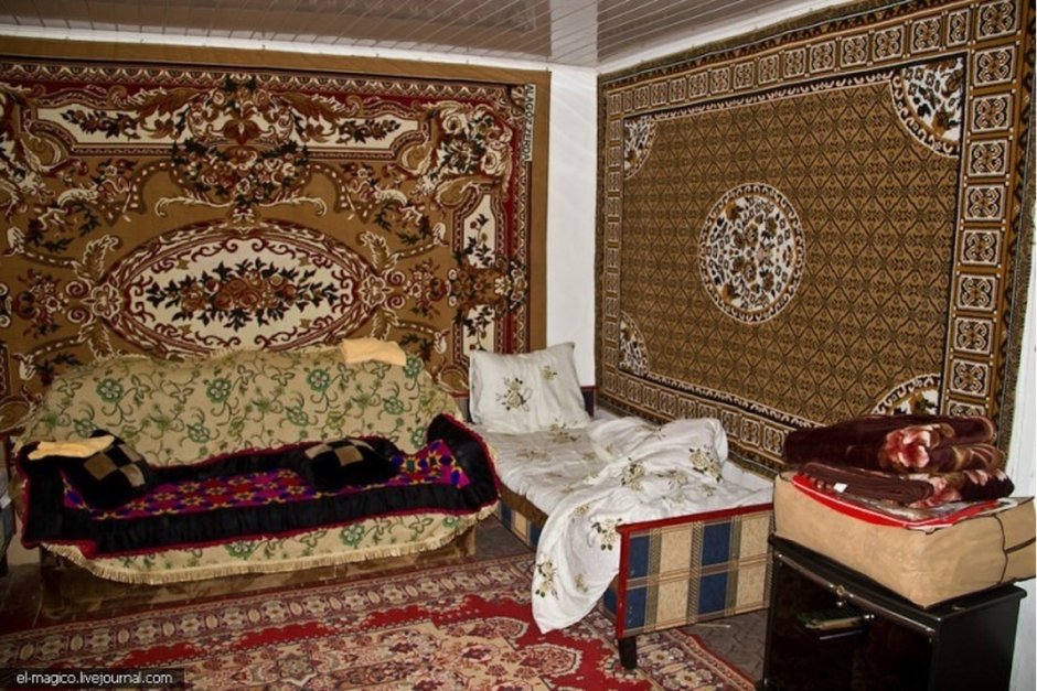 Комната с ковром на стене