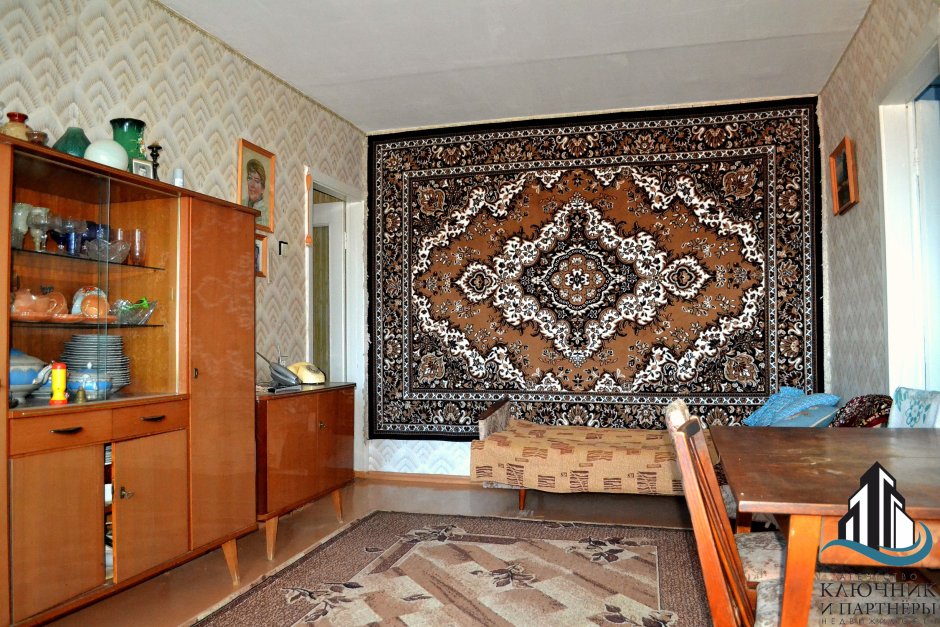 Старая комната с ковром на стене