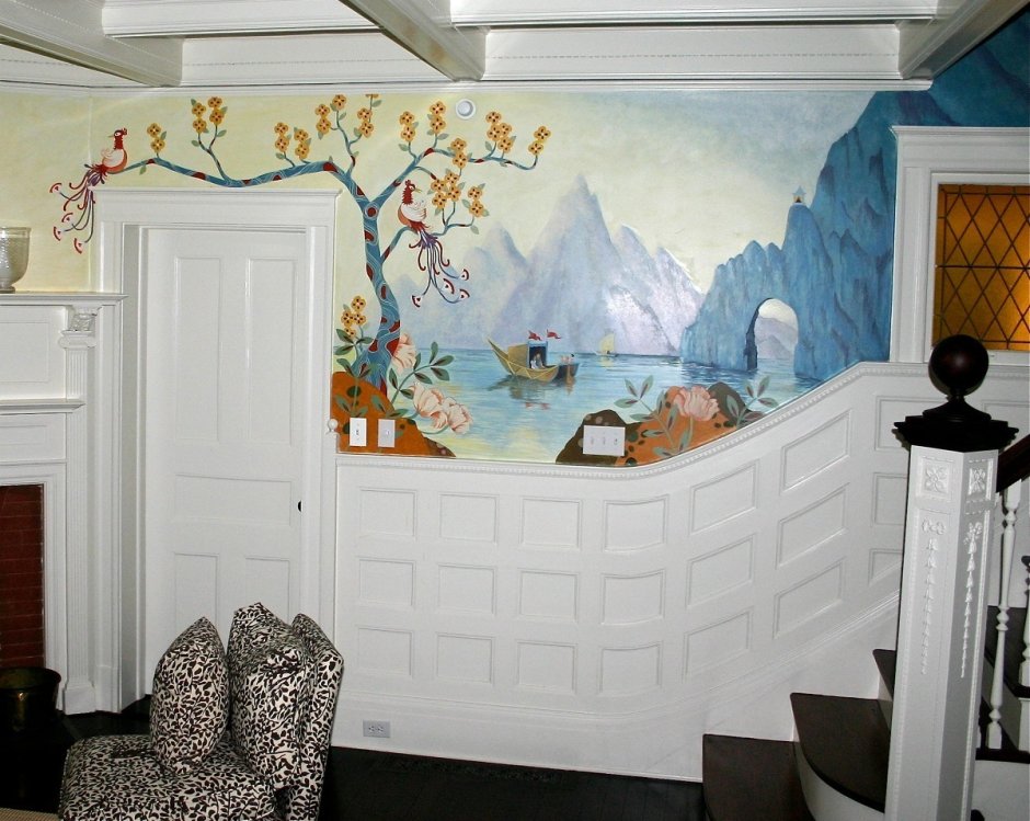 Абстрактный рисунок на стене в квартире