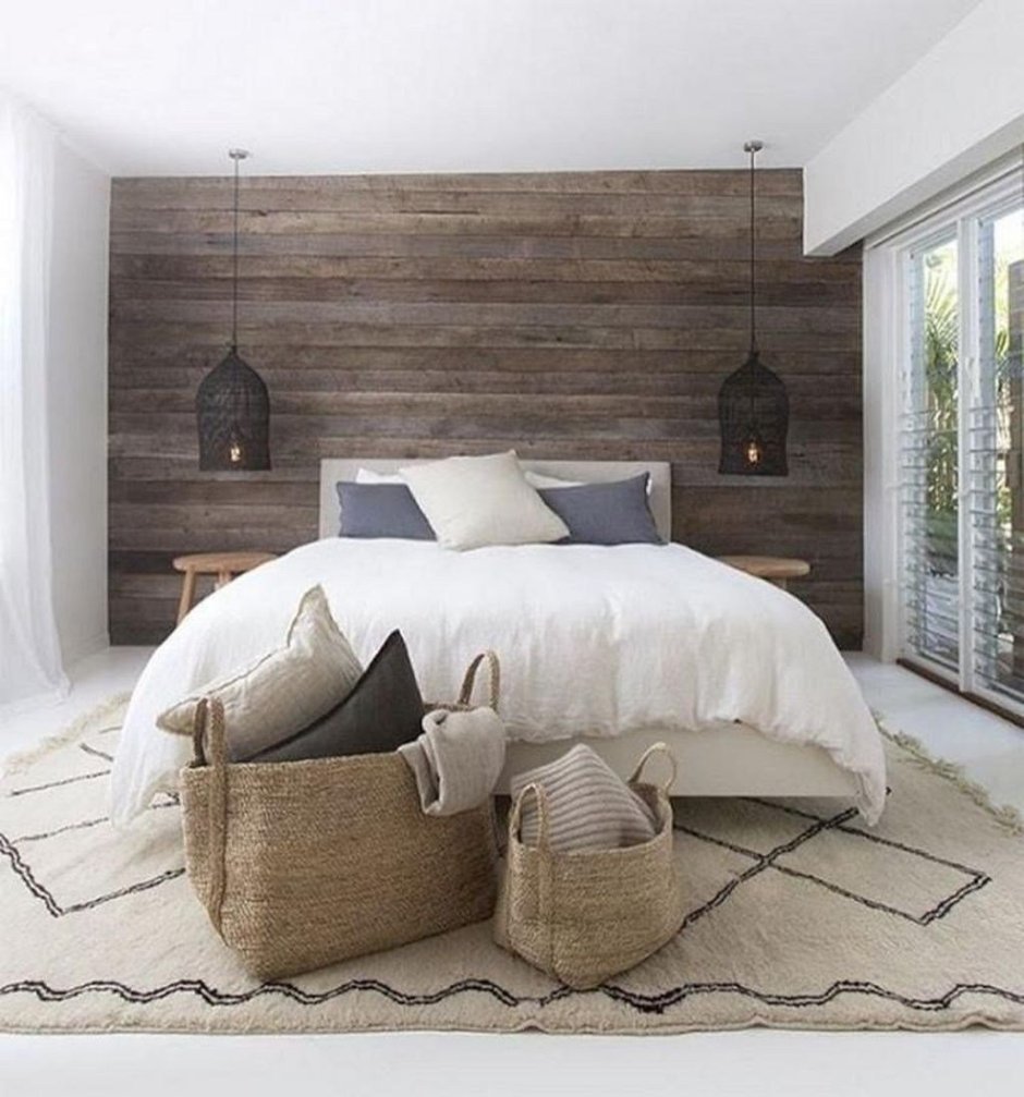 Спальня в скандинавском стиле с деревянной стеной