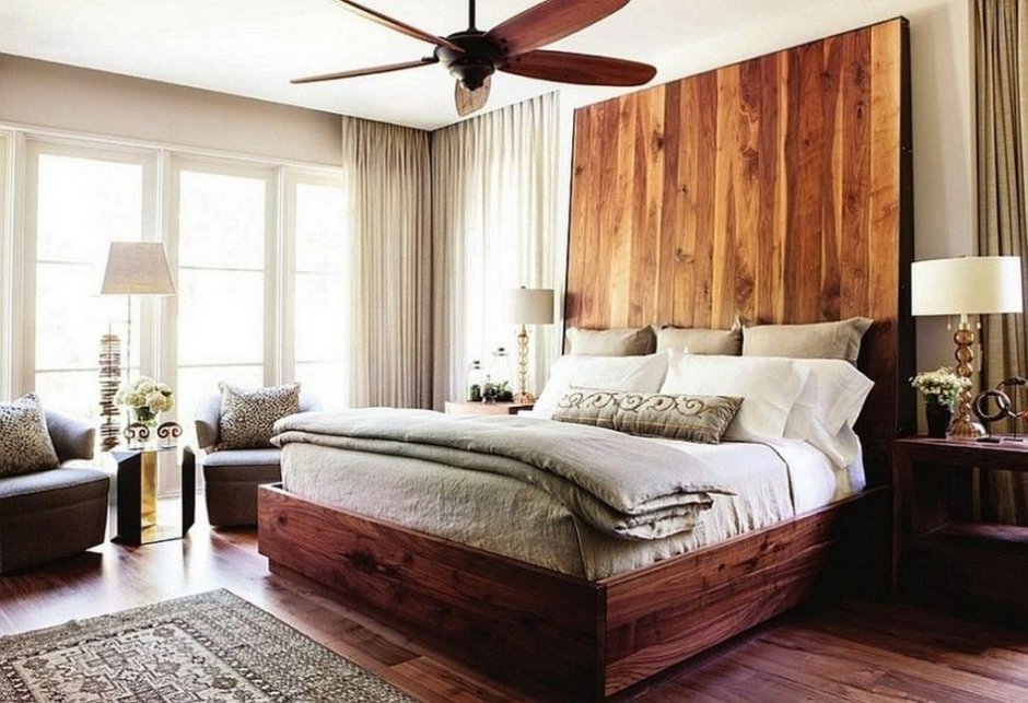 Спальня с деревянным декором