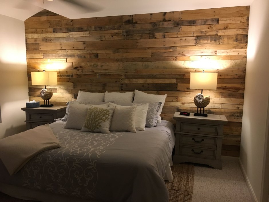 Спальня с деревянным декором