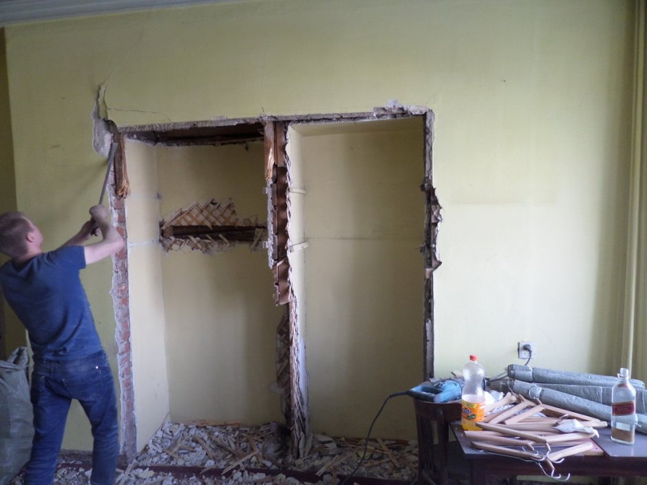 Демонтаж деревянных перегородок