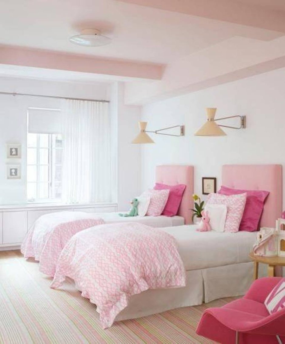 Бледно розовые стены в спальне