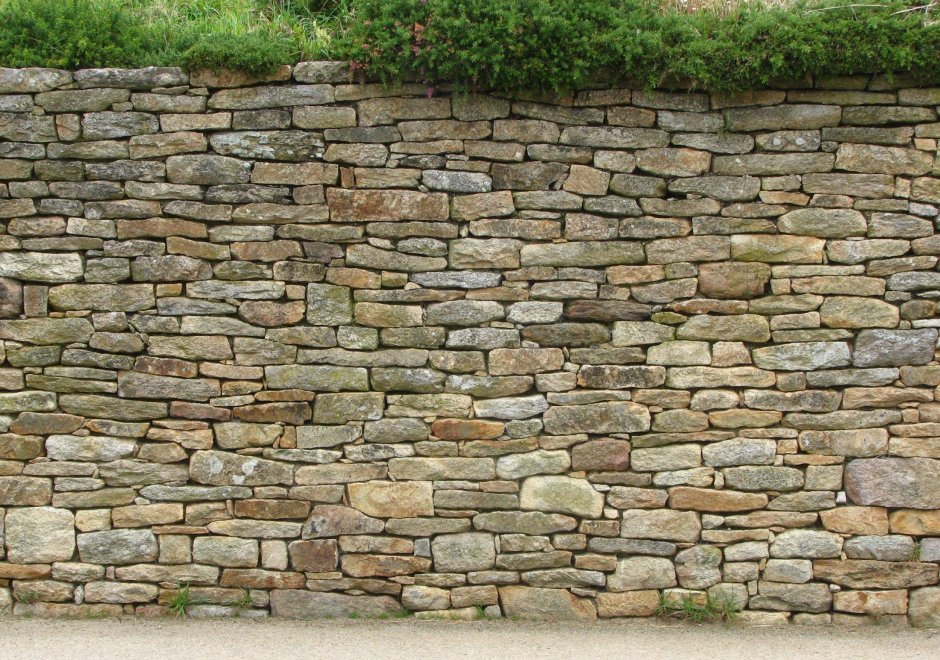 Забор из природного камня
