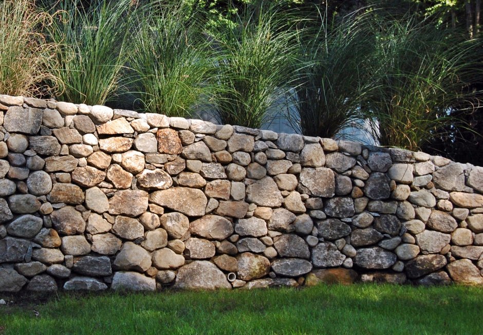 Забор из камня подпорная стена