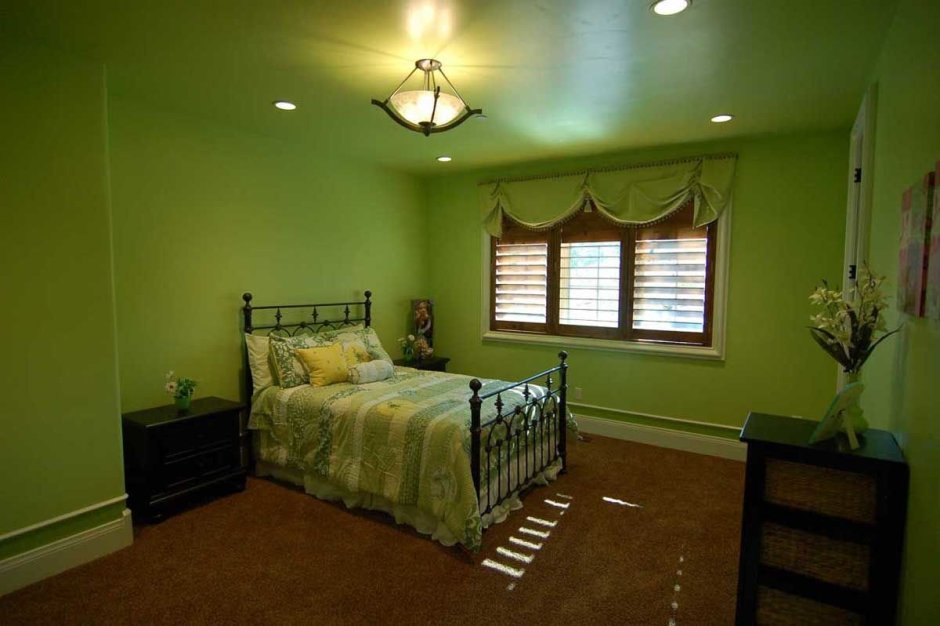 Комната с зеленым потолком