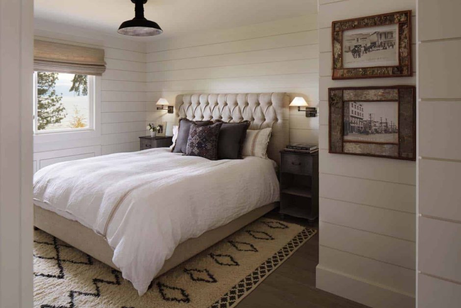 Белая деревянная стена в спальне