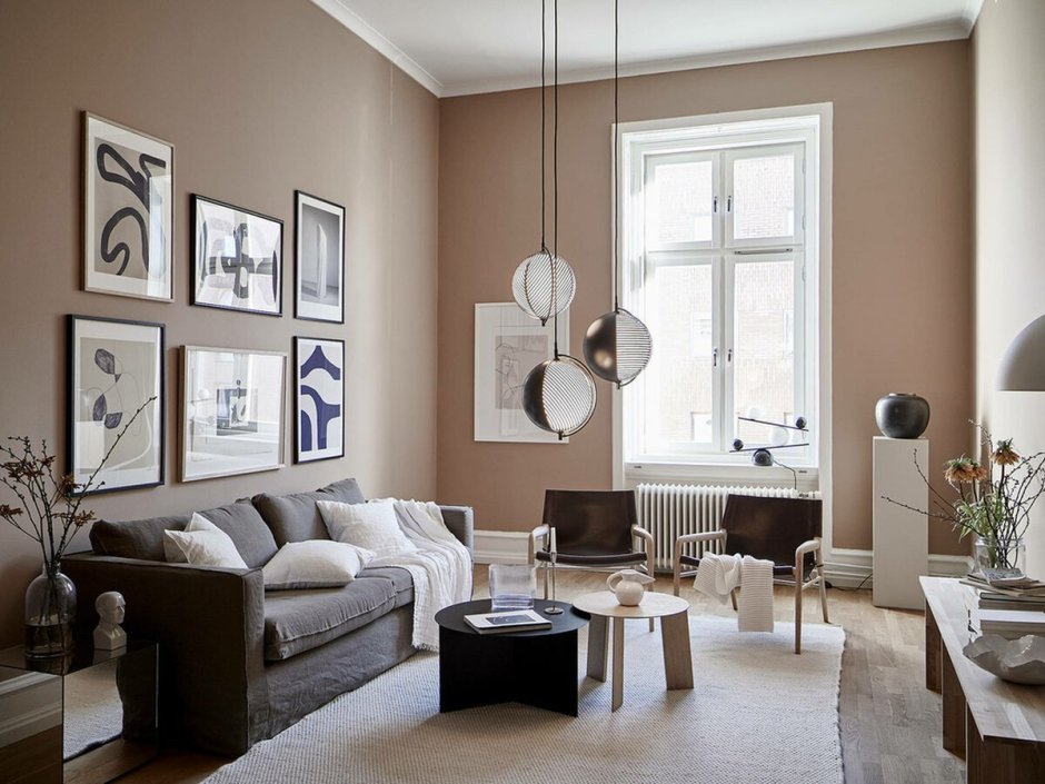 Белые стены коричневая мебель