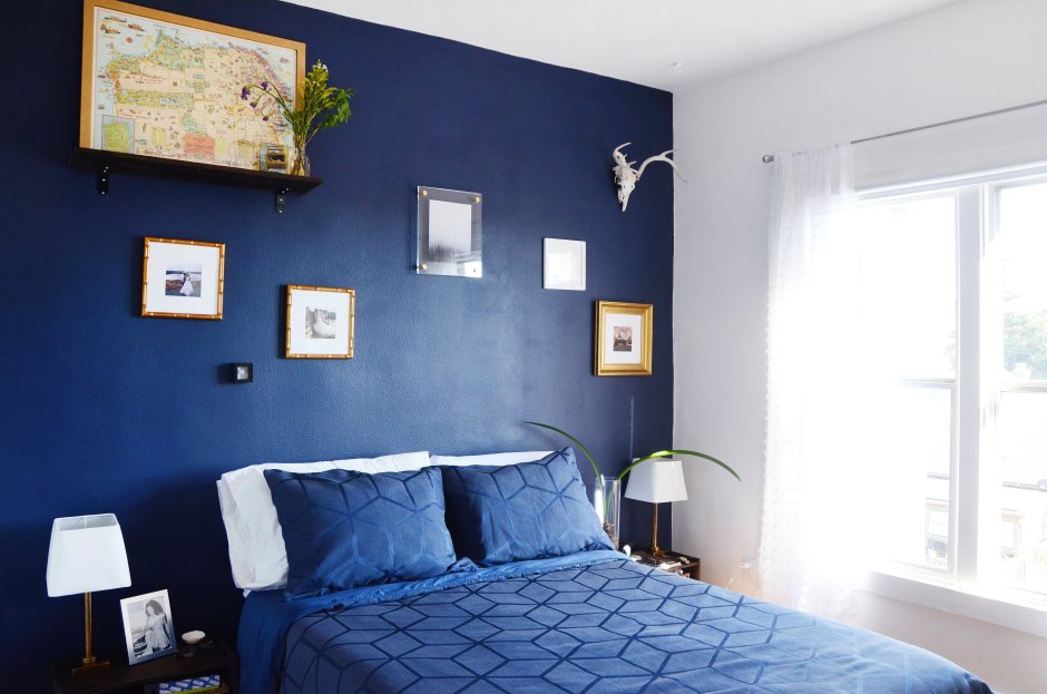 Синие стены в интерьере спальни (81 фото)