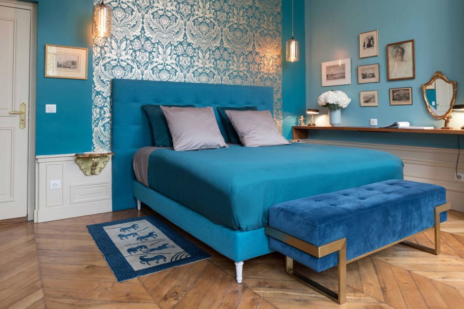 Спальня с темно синей стеной
