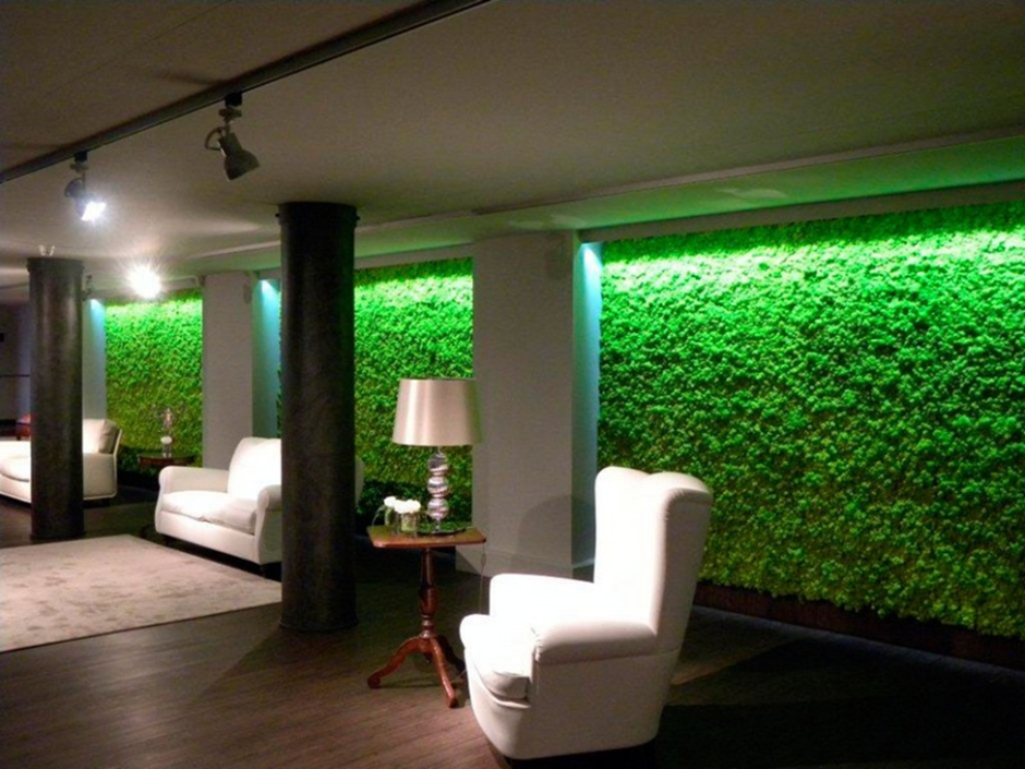 Искусственный газон на стене в интерьере