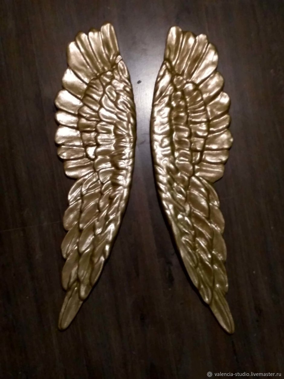 Скульптура с крыльями