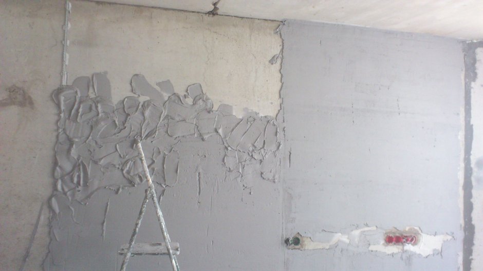 Цементная штукатурка на стене