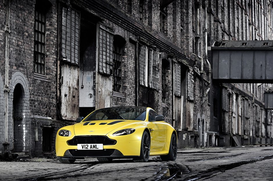Aston Martin желтый
