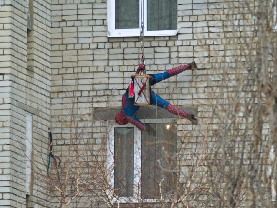 Человек паук лазает по стенам