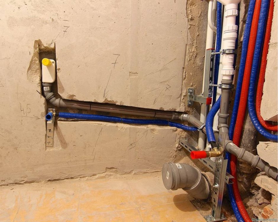 Прокладка труб водоснабжения в стене