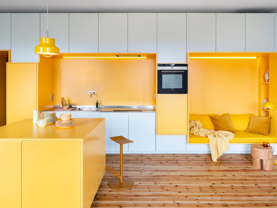 Желтая деревянная кухня интерьер