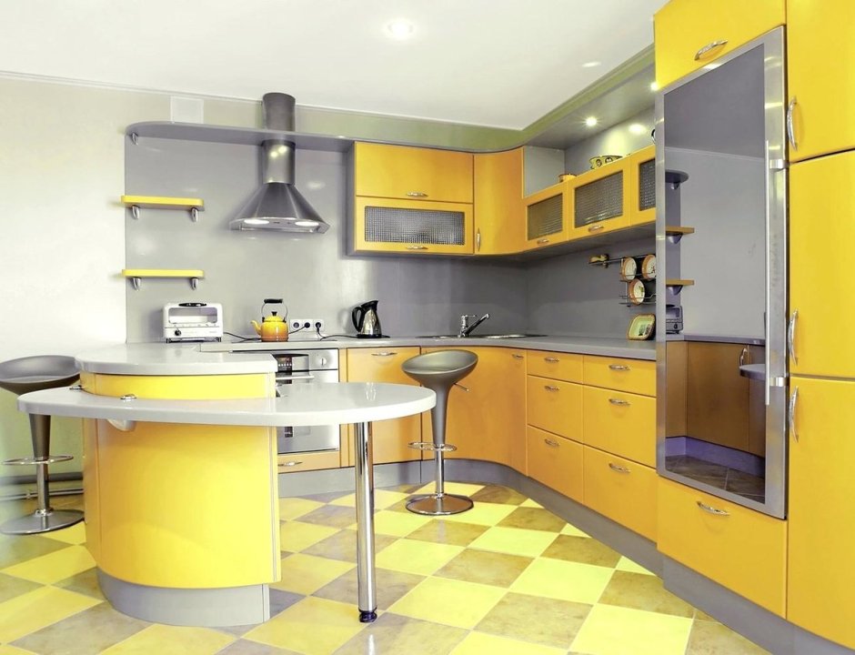 Белая кухня с желтым островом