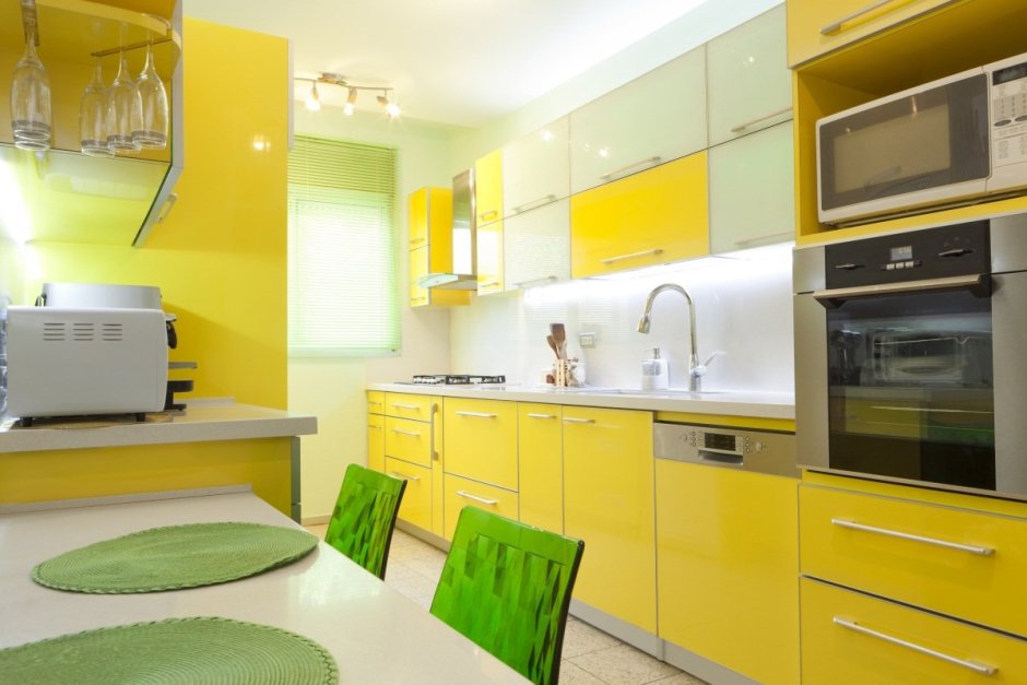 Лимонные стены на кухне в интерьере