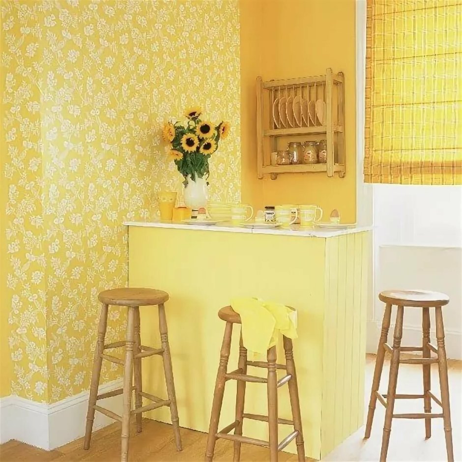 Кухня в загородном доме в желтом цвете