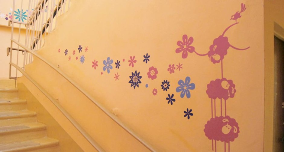 Декор стен на лестнице в детском саду