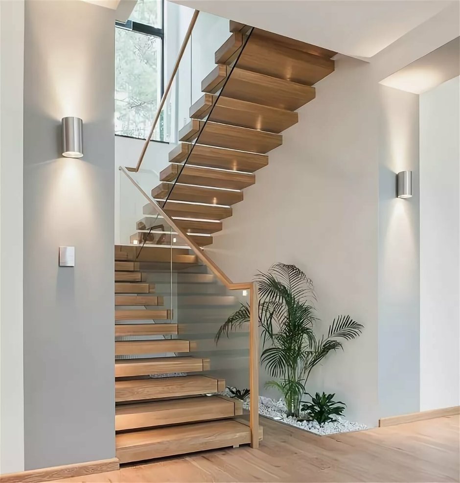 Интерьер коридора в частном доме с лестницей