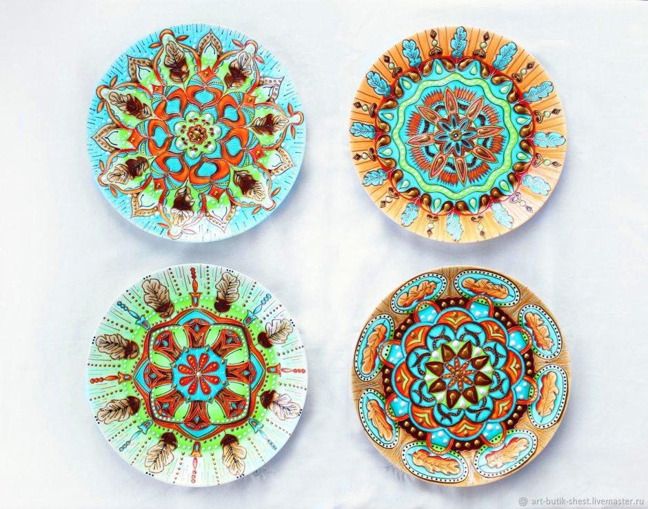 Декоративные тарелки на кирпичной стене
