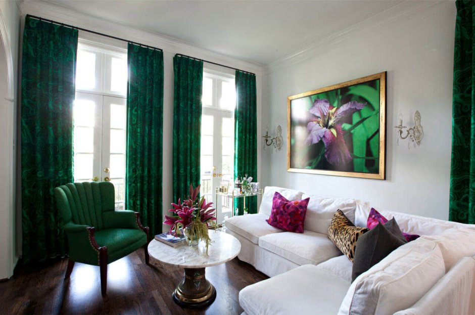 Изумрудные шторы в цвет мебели в гостиной