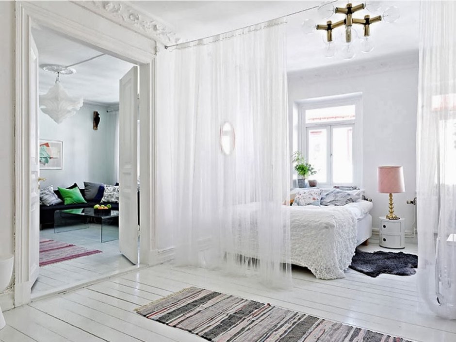Как смотрится белая спальня с белыми шторами