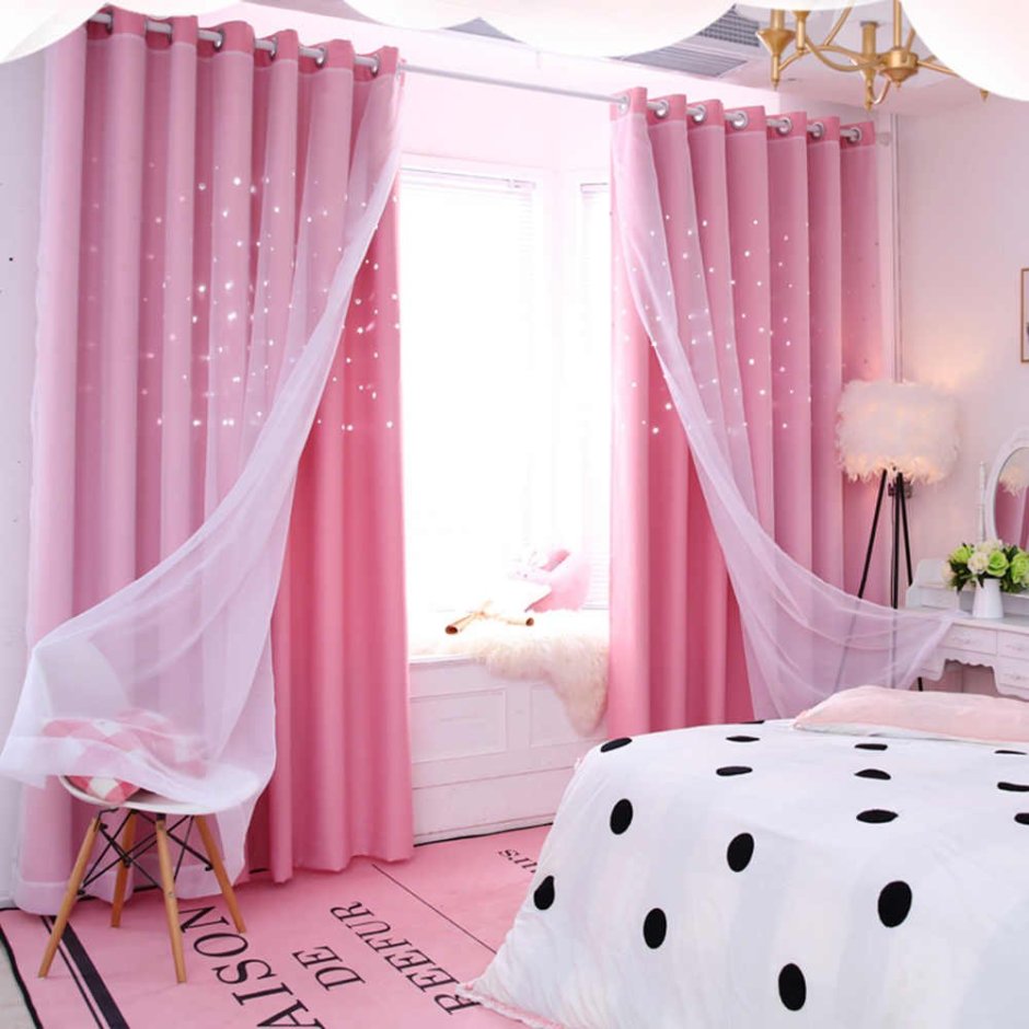 Ярко розовые шторы в интерьере гостиной