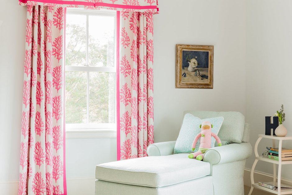Розовые шторы в интерьере большая комната