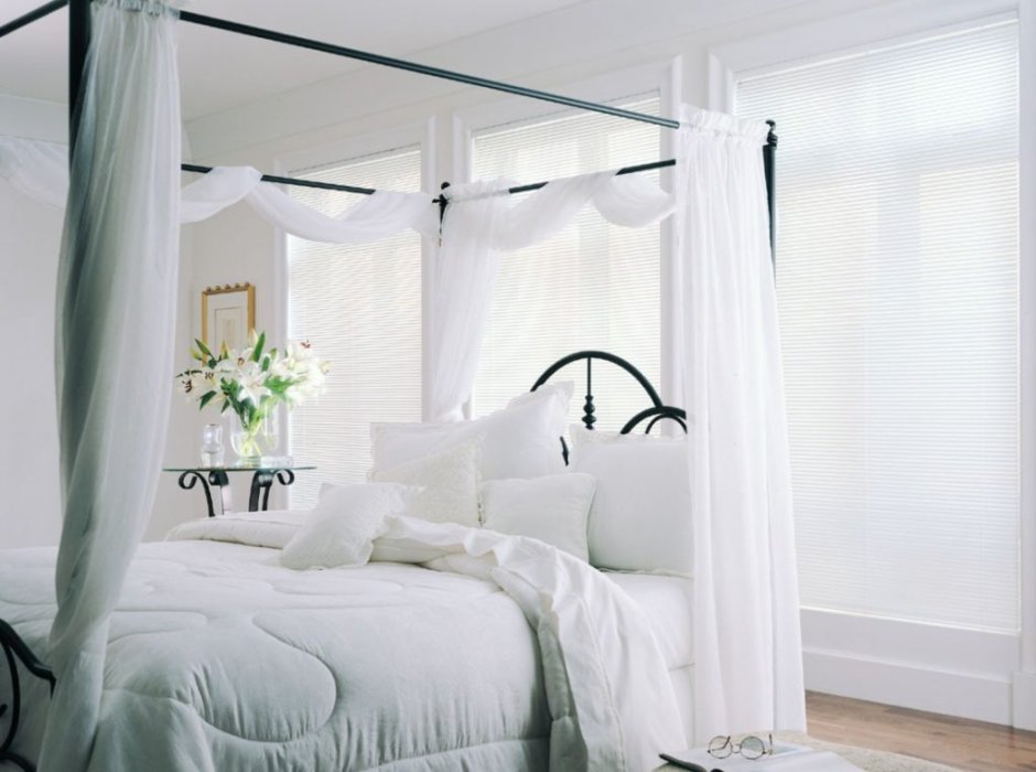 Белая спальня с балдахином