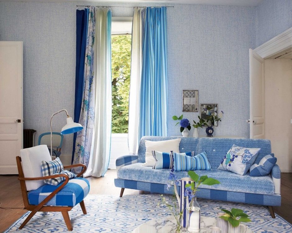 Интерьер гостинной с бело- голубыми шторами